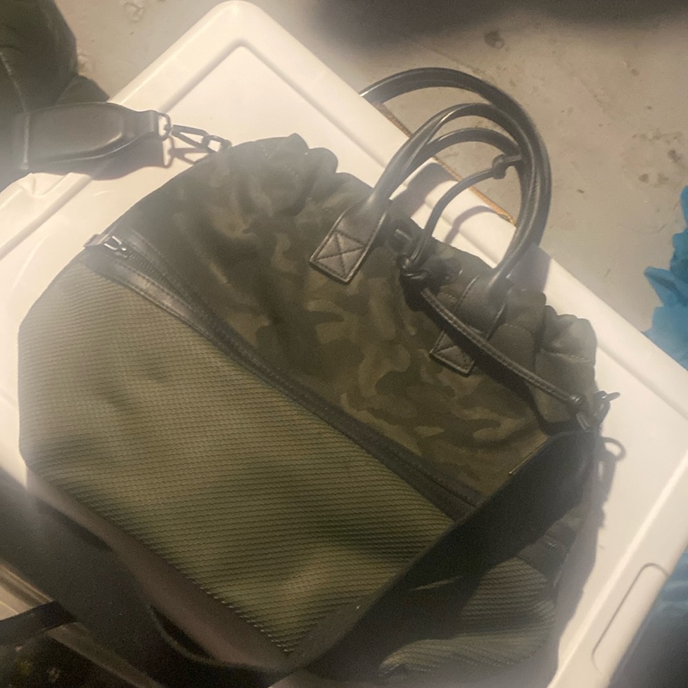 Army print crossover bucket bag green and black